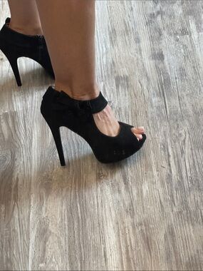 Ollio Black Suede Peep-Toe Stiletto Ankle Strap Heels with Bow 8.5 never worn!